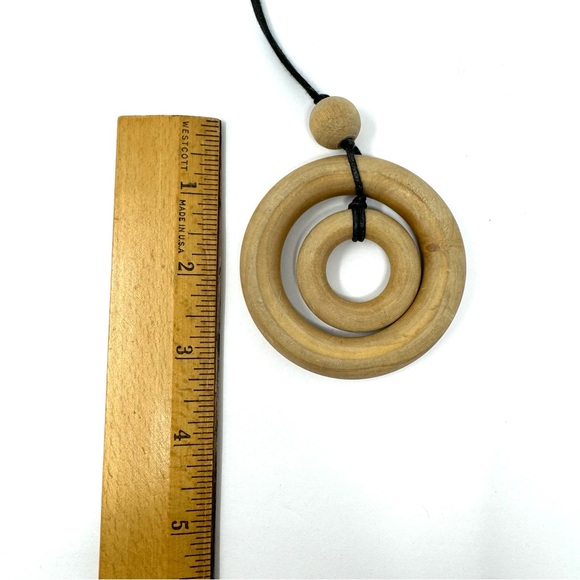 Fashion wood necklace on a cord - Picture 7 of 7